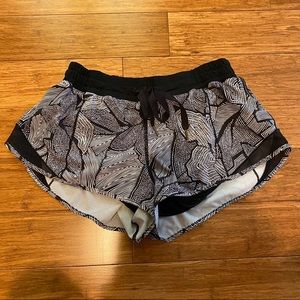 Lululemon Hotty Hot Short 2.5” in Black & White